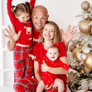 🎄 V tento čarovný čas vám všetkým prajeme, aby vaše domovy i hospodárstva boli plné lásky, radosti a spokojných zvieracích...